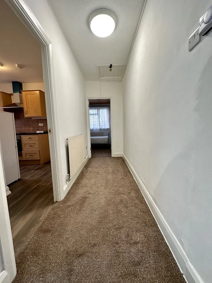 Flat Ridgeway Drive in Greater London