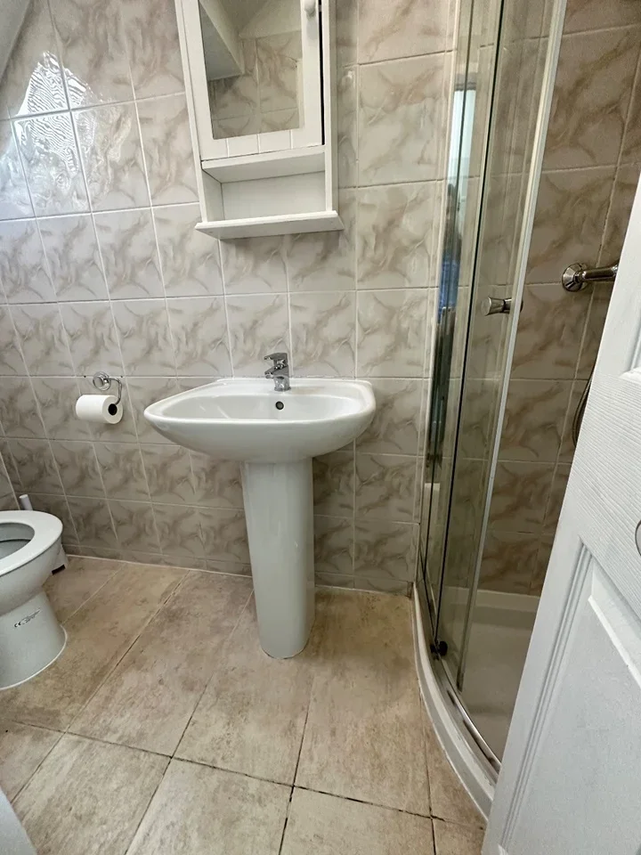 Flat Ridgeway Drive in Greater London
