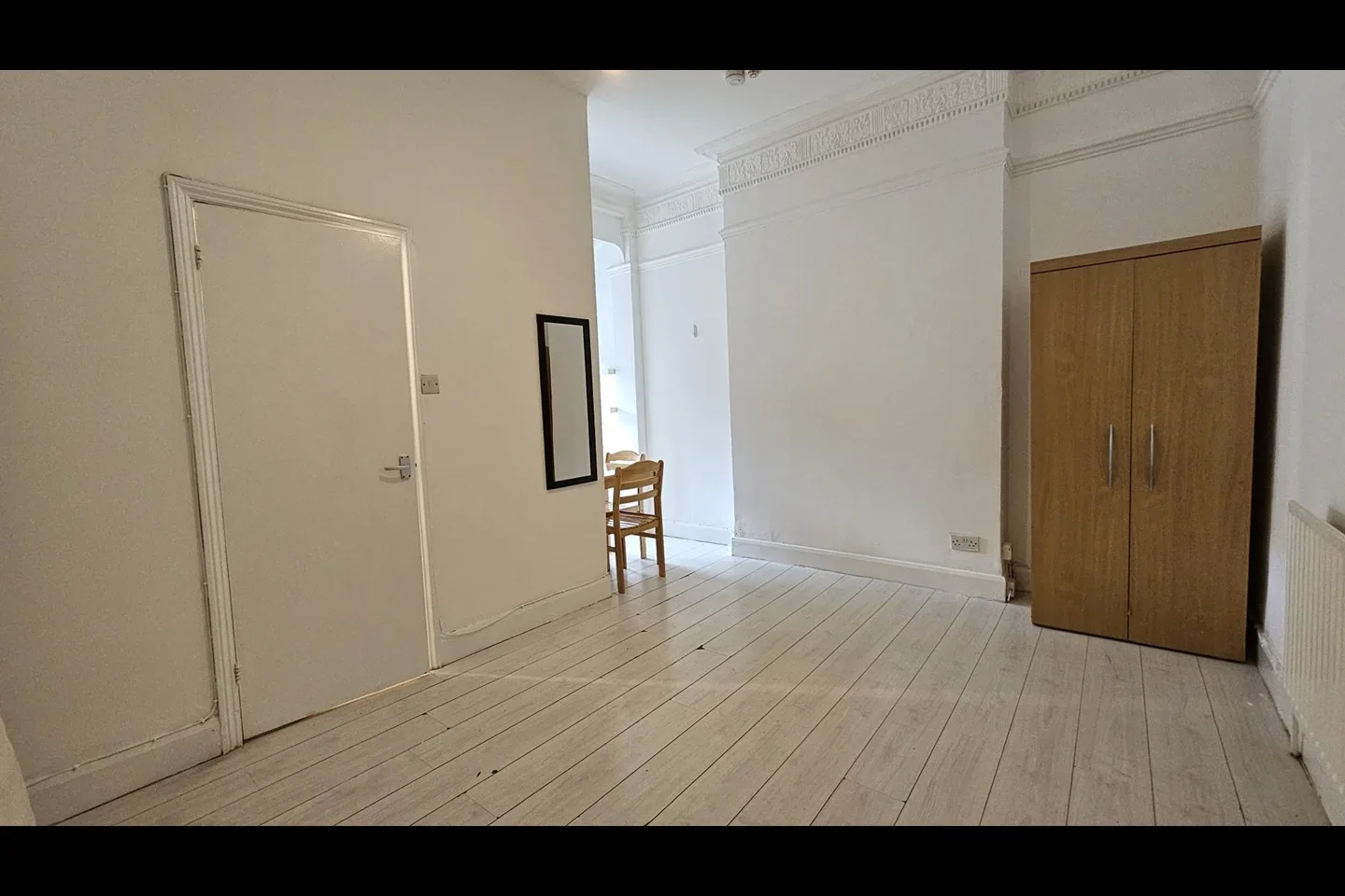 Flat Ferme Park Road in Greater London