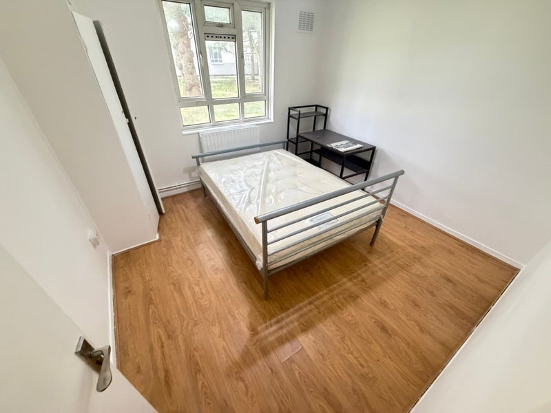 Room Temple Street in Greater London