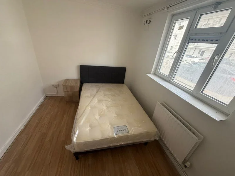 Room Temple Street in Greater London
