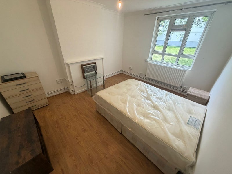 Room Temple Street in Greater London
