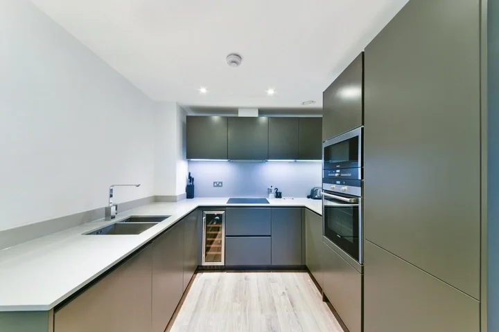 Flat Alie Street in Greater London