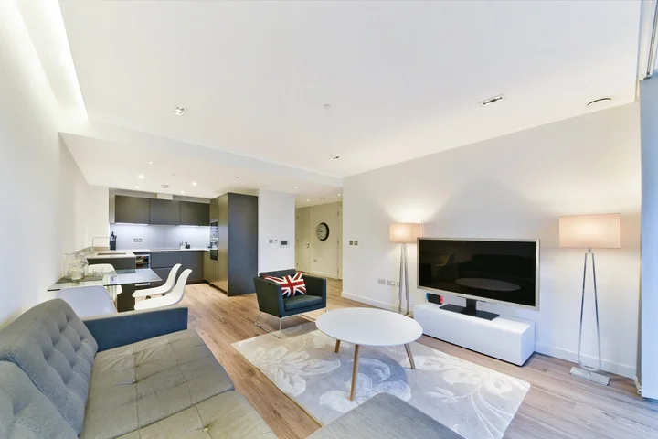 Flat Alie Street in Greater London