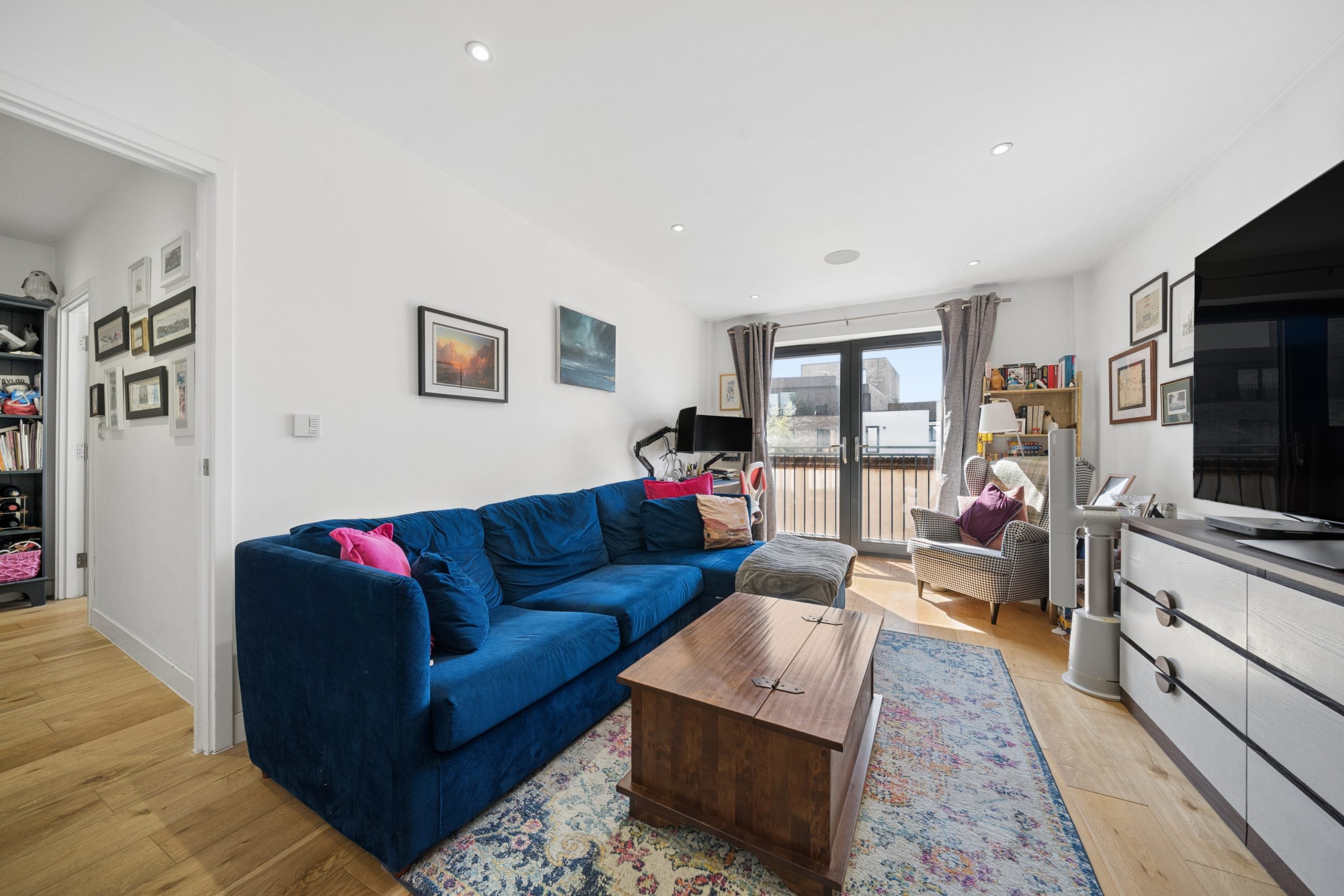 Flat Mare Street in Greater London