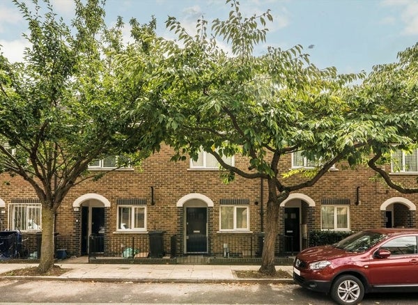 Flat Tryon Crescent in London