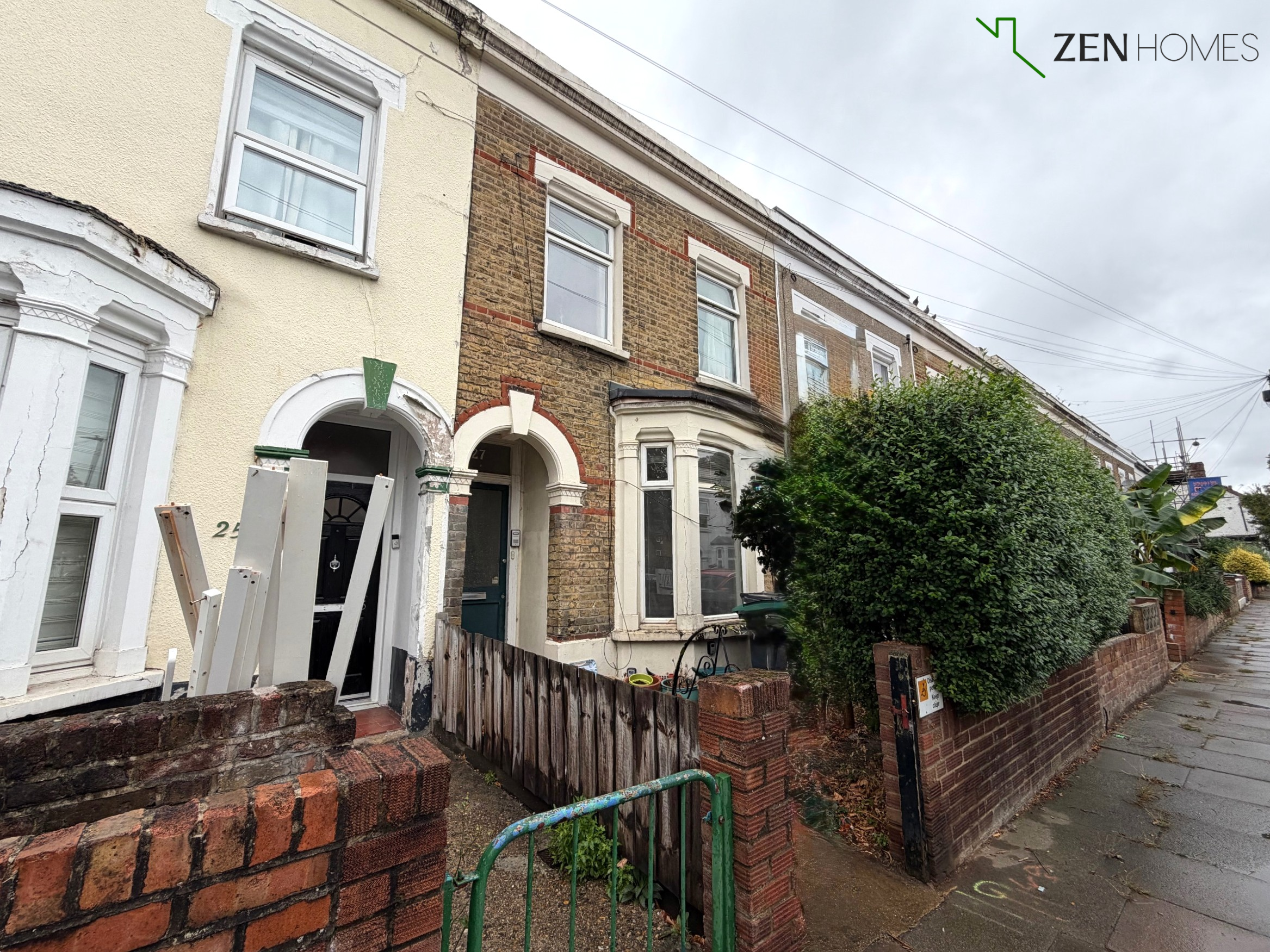 Flat Broad Lane in Greater London