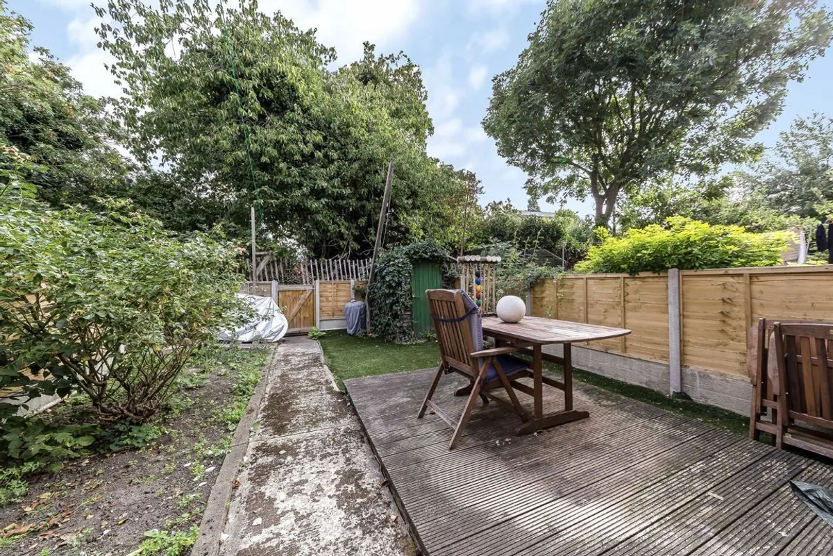 Flat Radbourne Road in Greater London