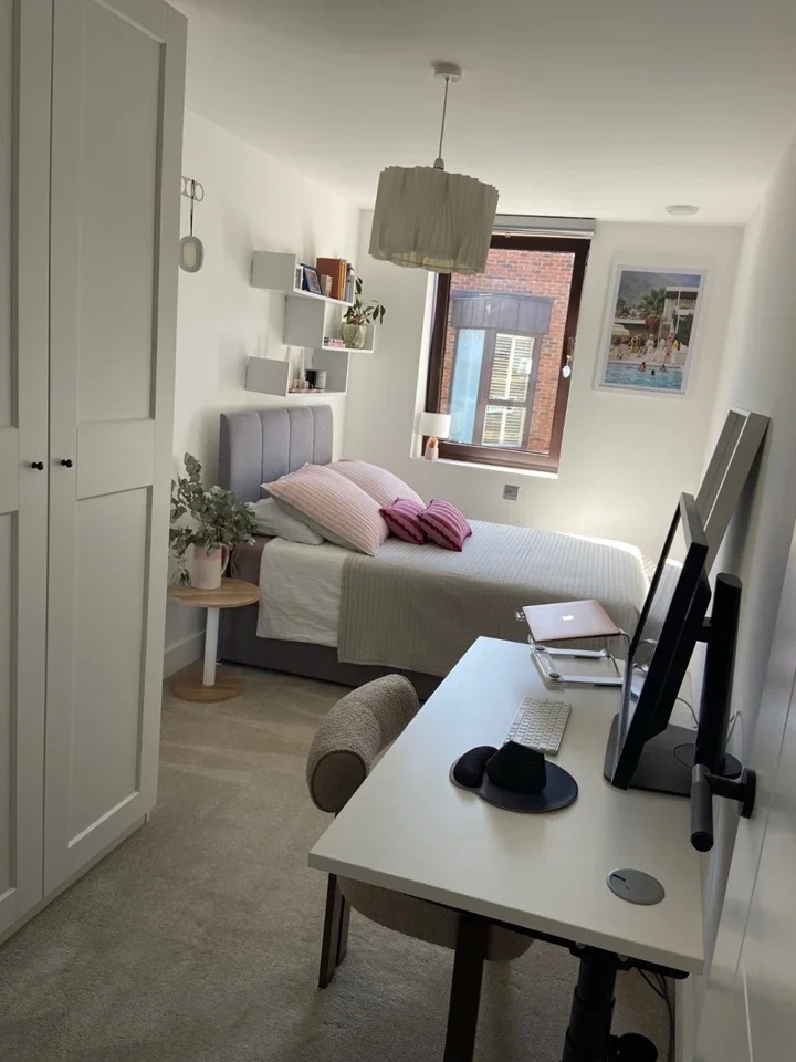 Room High Road in Greater London