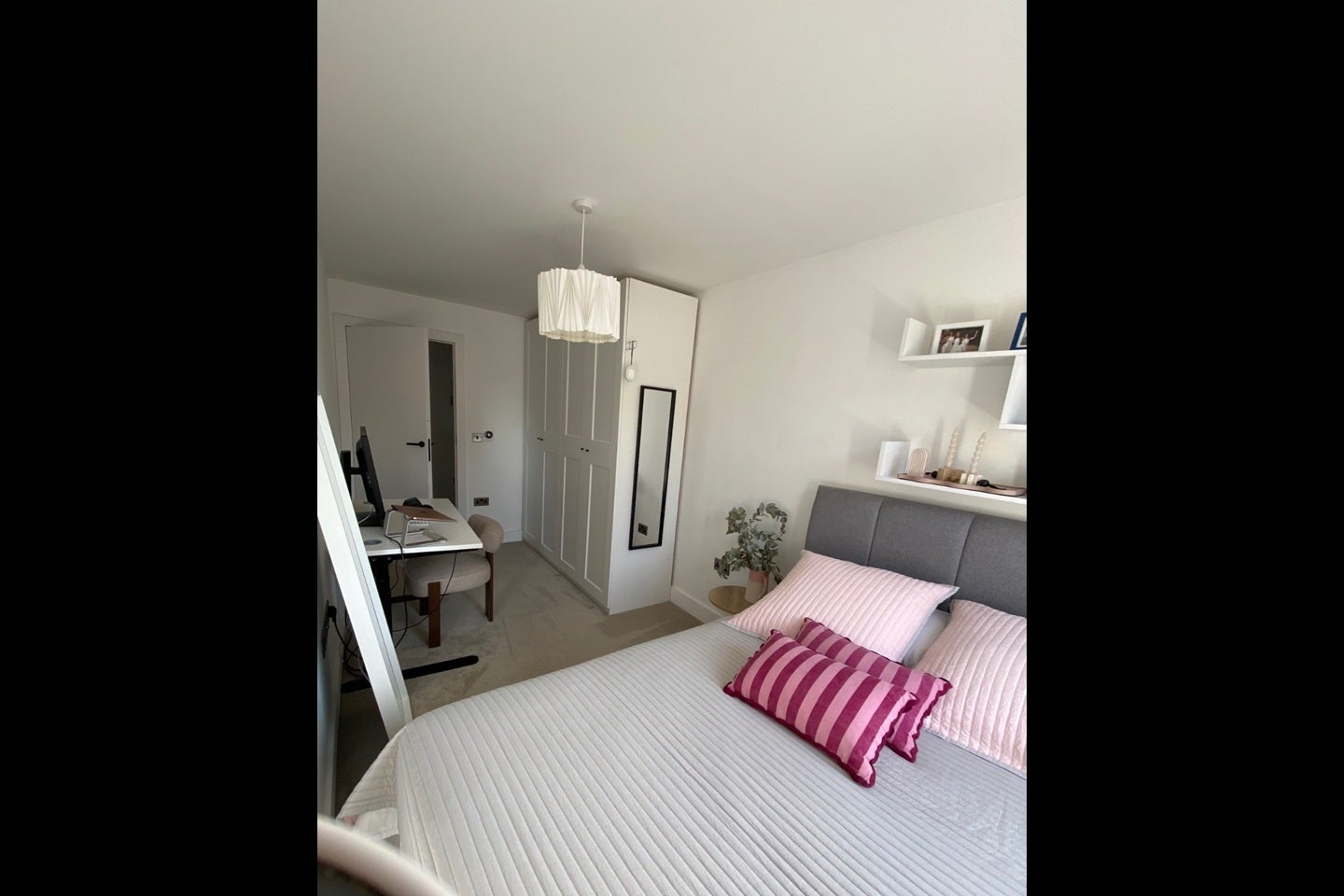 Room High Road in Greater London