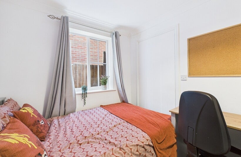 Room Swallow Tail Close in Norwich