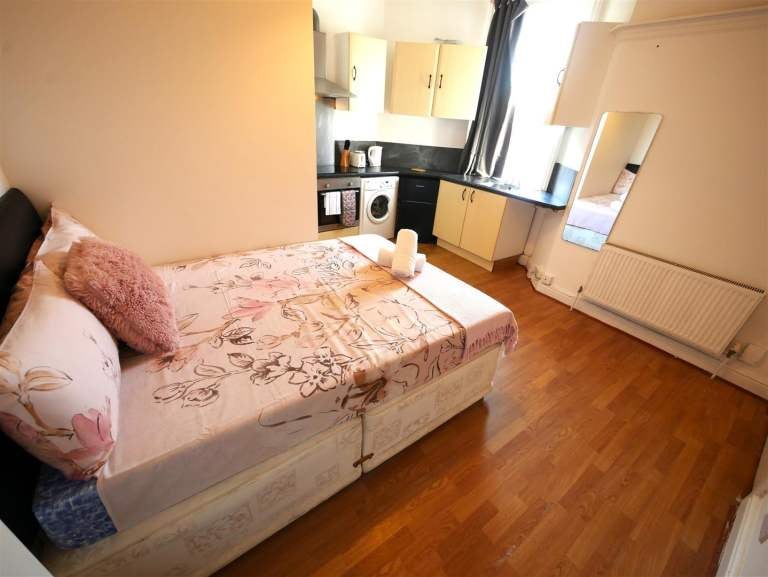 Flat Cumnor Road in Bournemouth