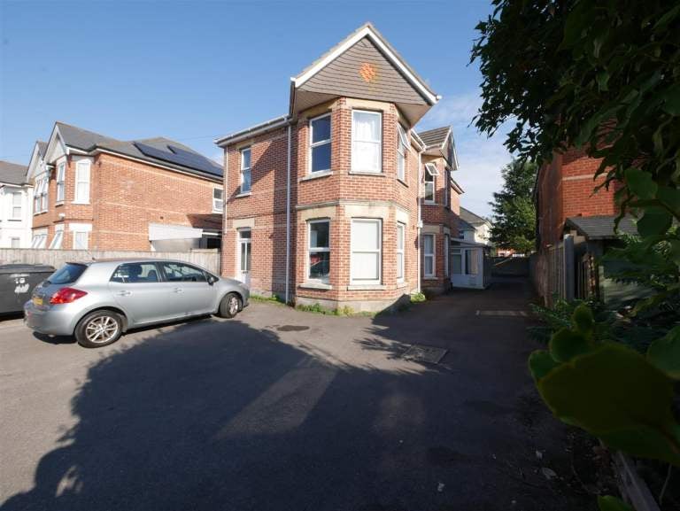 Flat Cumnor Road in Bournemouth