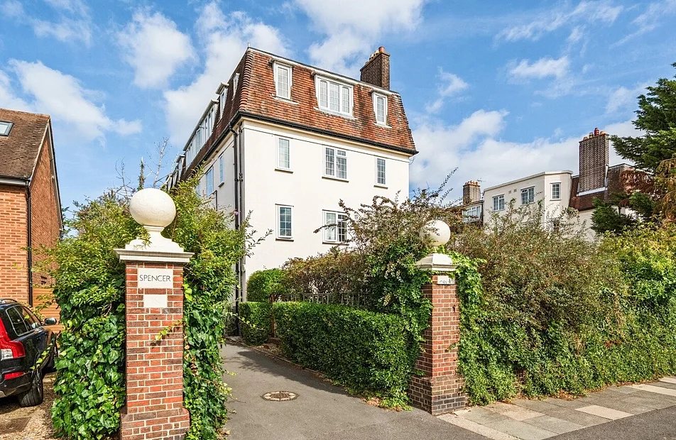 Flat Durham Road in Greater London
