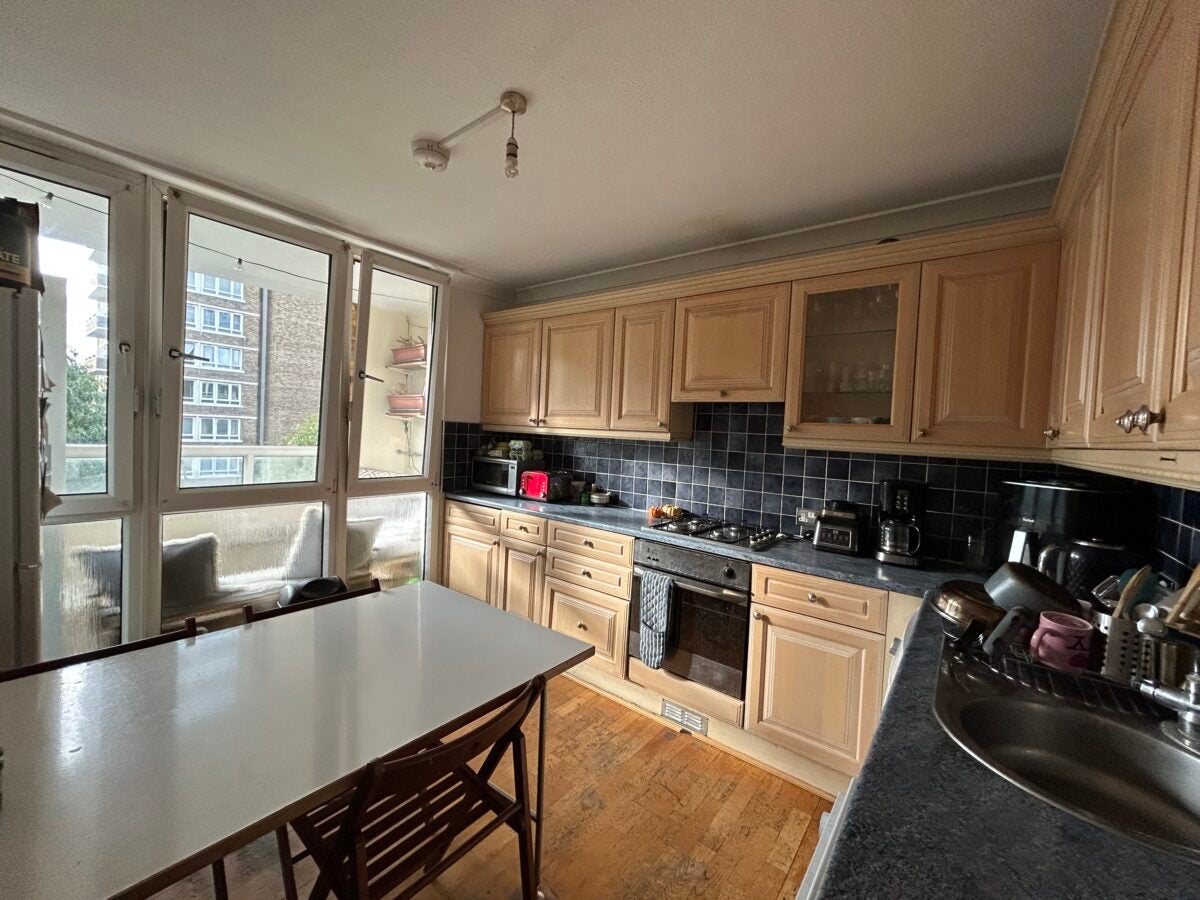 Flat Bath Street in Greater London