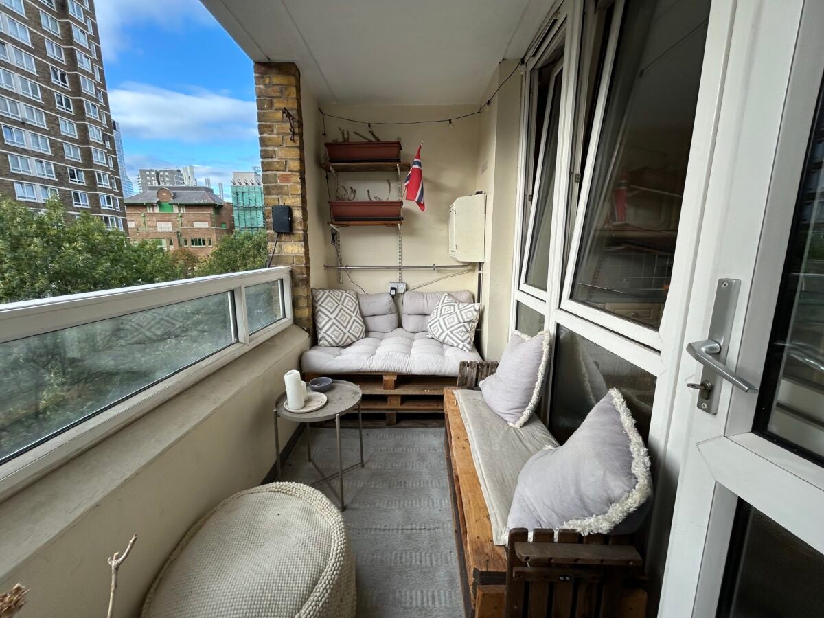 Flat Bath Street in Greater London