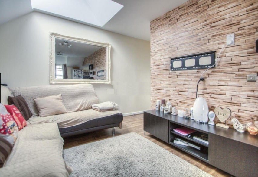 Flat Warren Way in Greater London