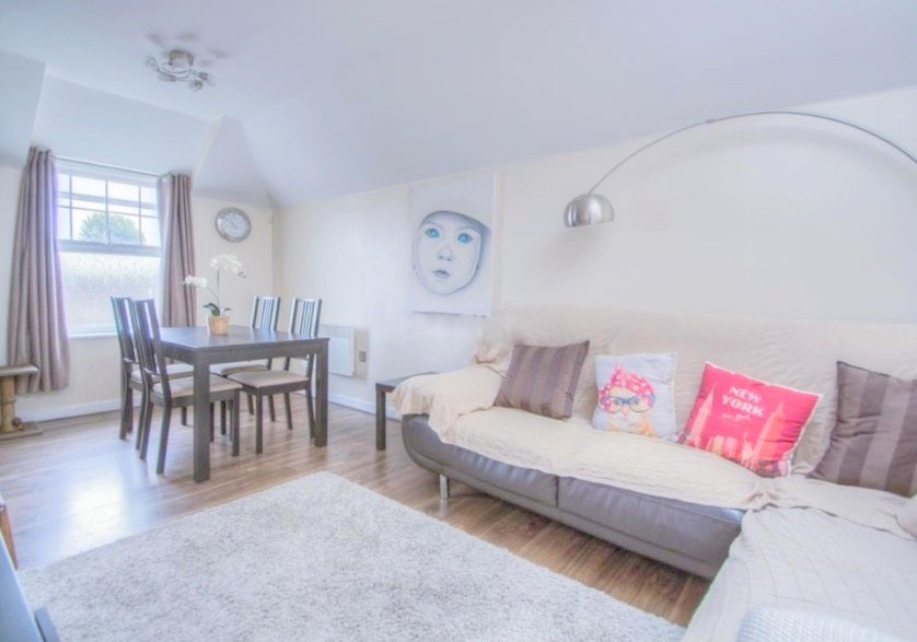Flat Warren Way in Greater London