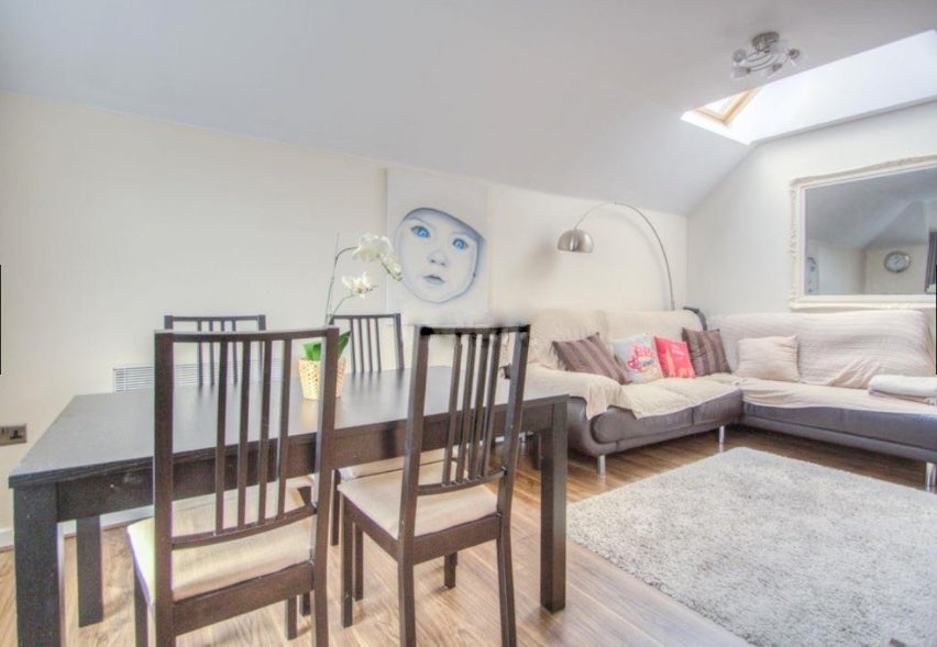 Flat Warren Way in Greater London