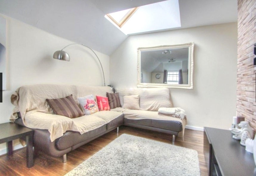 Flat Warren Way in Greater London