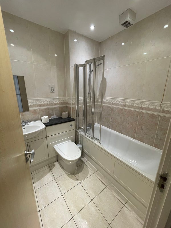 Room Bermondsey Street in Greater London