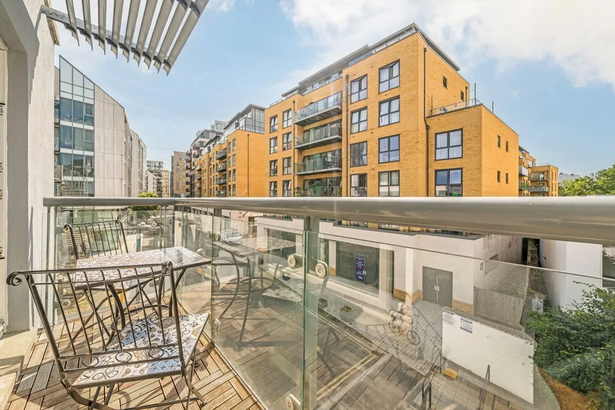 Flat Osiers Road in Greater London