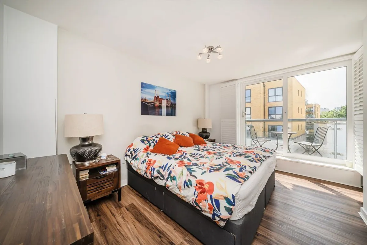 Flat Osiers Road in Greater London