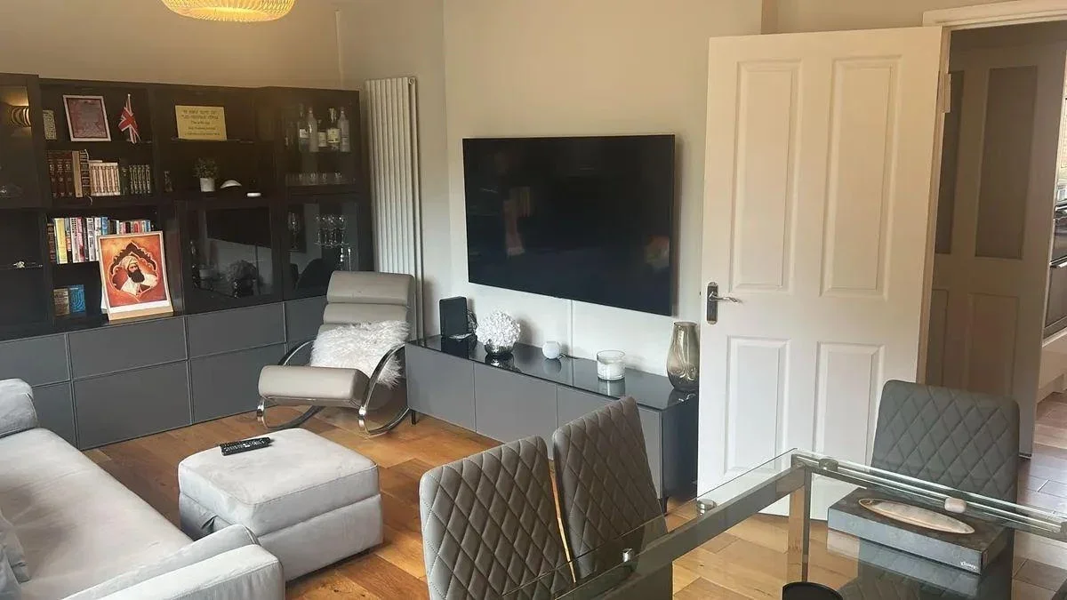 Flat Manor Hall Drive in Greater London