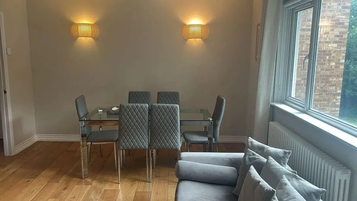 Flat Manor Hall Drive in Greater London
