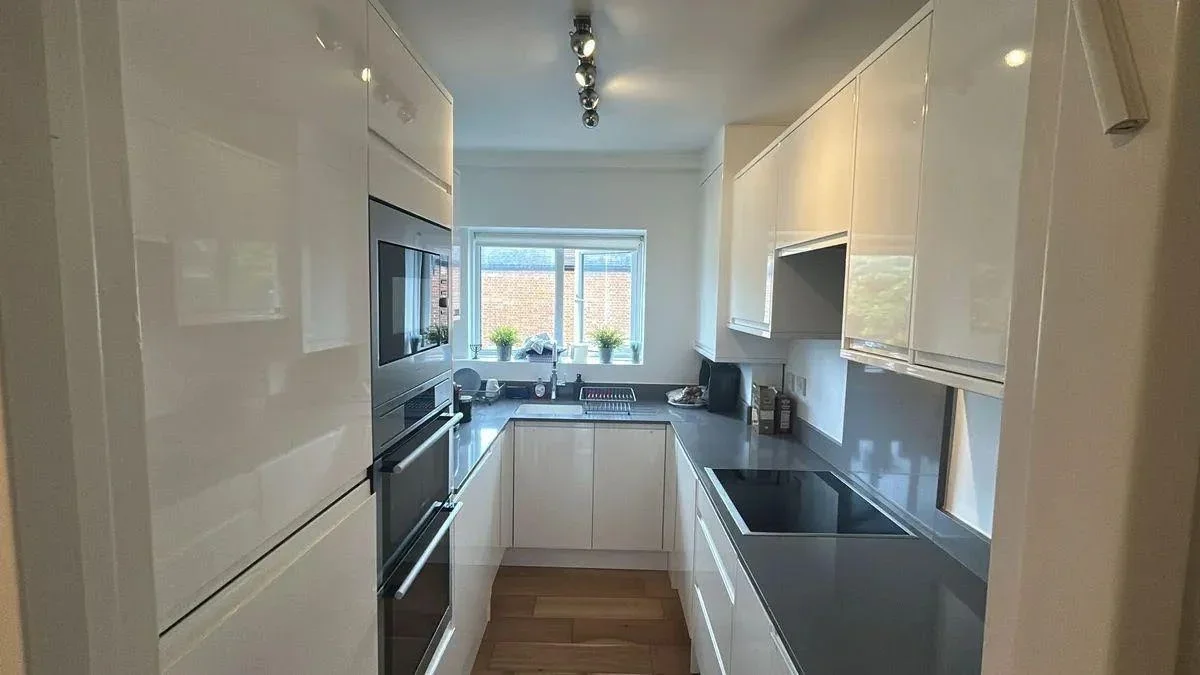 Flat Manor Hall Drive in Greater London