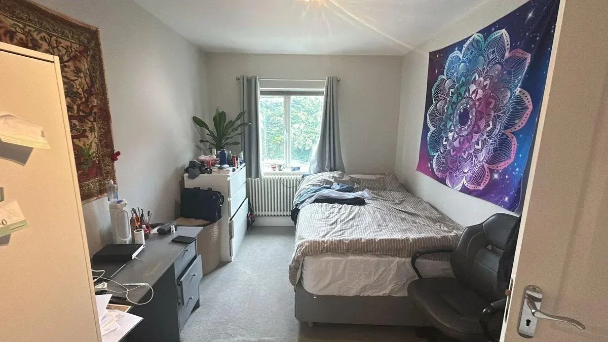 Flat Manor Hall Drive in Greater London