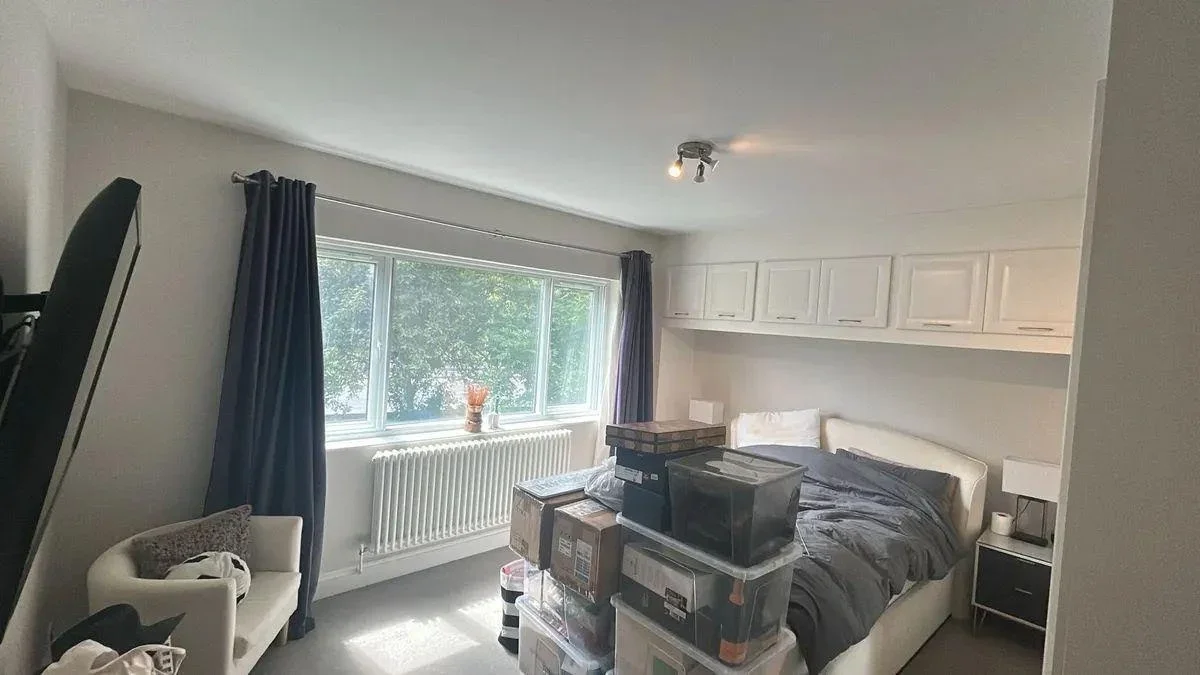 Flat Manor Hall Drive in Greater London