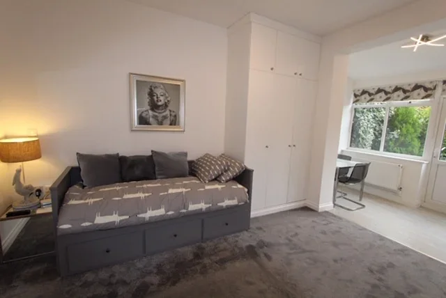 Flat Marlborough Hill in Greater London