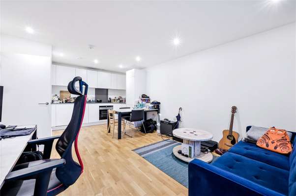 Flat Hawthorne Crescent in Greater London