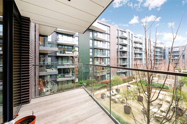 Flat Hawthorne Crescent in Greater London