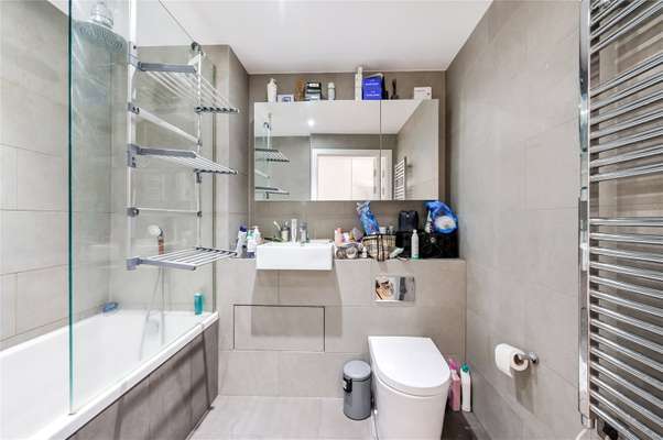 Flat Hawthorne Crescent in Greater London