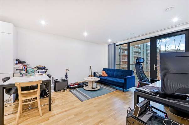 Flat Hawthorne Crescent in Greater London
