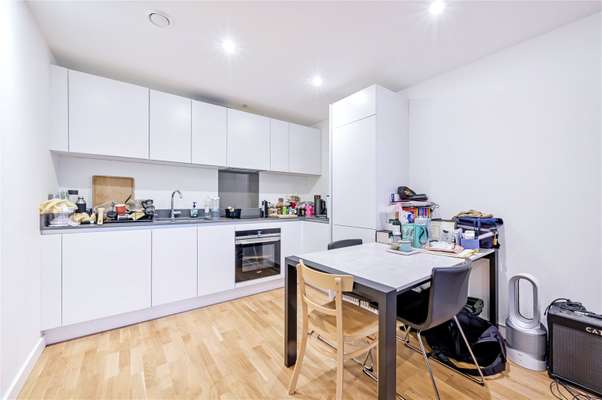 Flat Hawthorne Crescent in Greater London