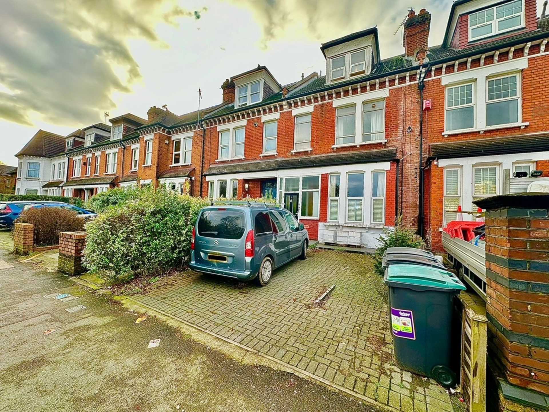 Flat Bounds Green Road in Greater London