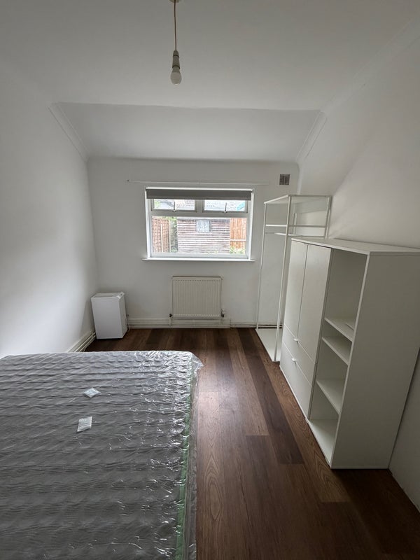 Room Emma Road in Greater London
