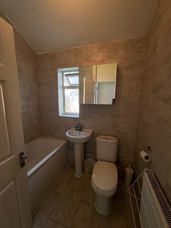 Room Emma Road in Greater London