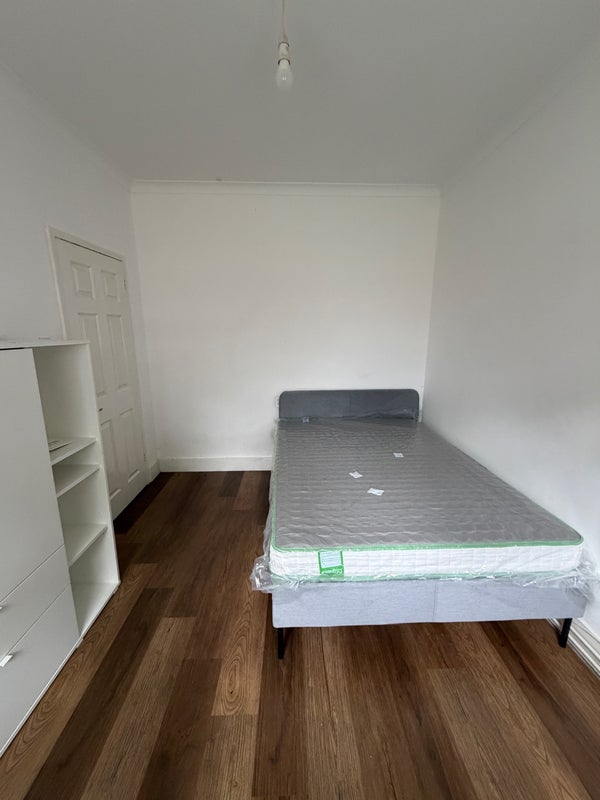 Room Emma Road in Greater London