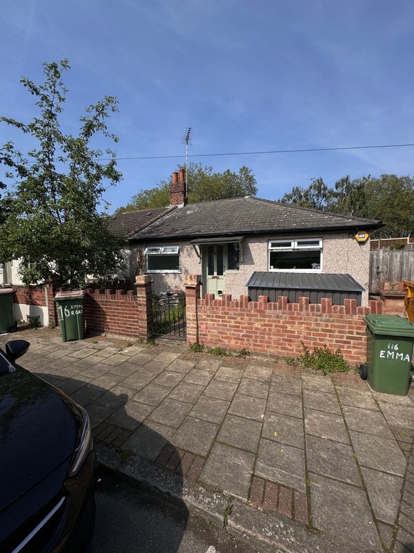 Room Emma Road in Greater London