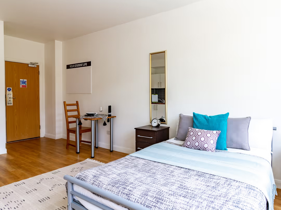 Flat Kensal Road in Greater London