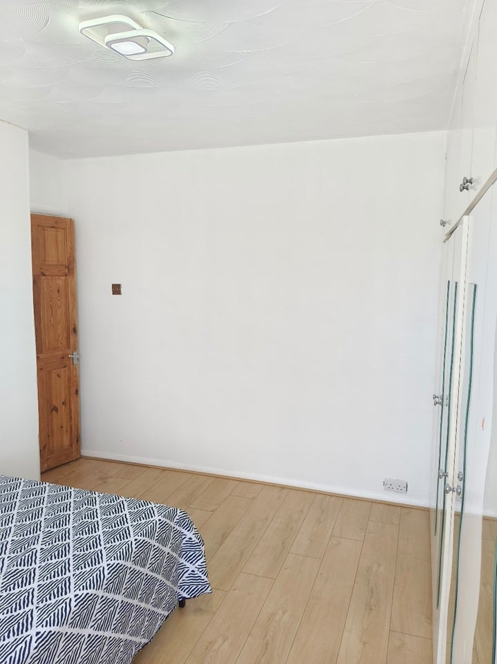 Room Crow Lane in Greater London