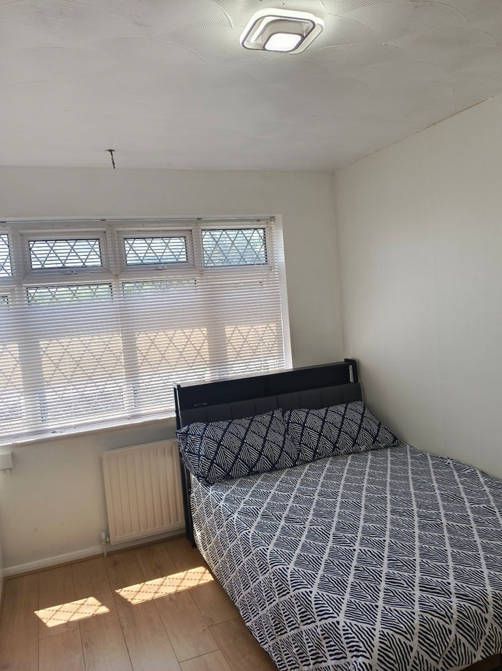 Room Crow Lane in Greater London