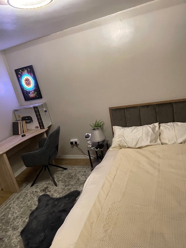 Room Raglan Street in Glasgow