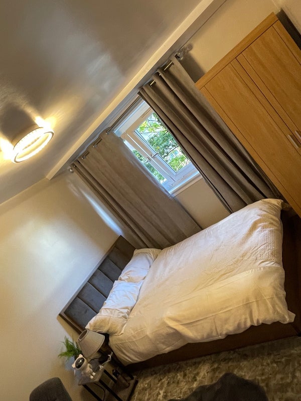 Room Raglan Street in Glasgow