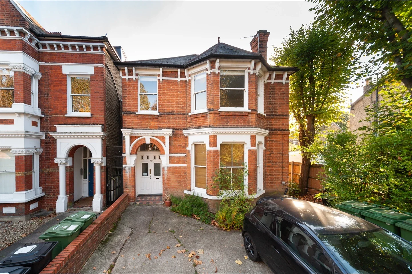 Flat Kinfauns Road in Greater London
