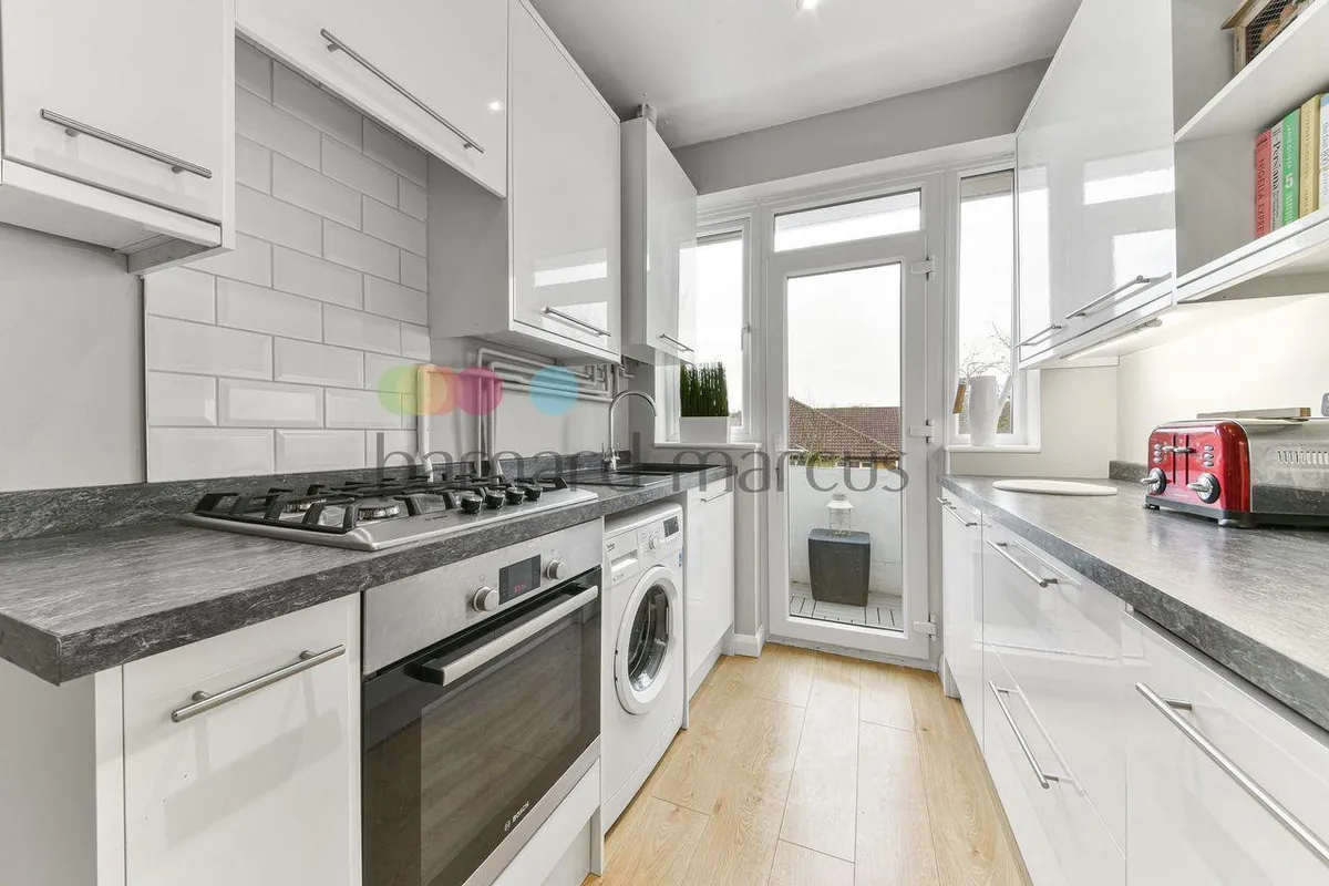Flat Wychwood Avenue in Greater London